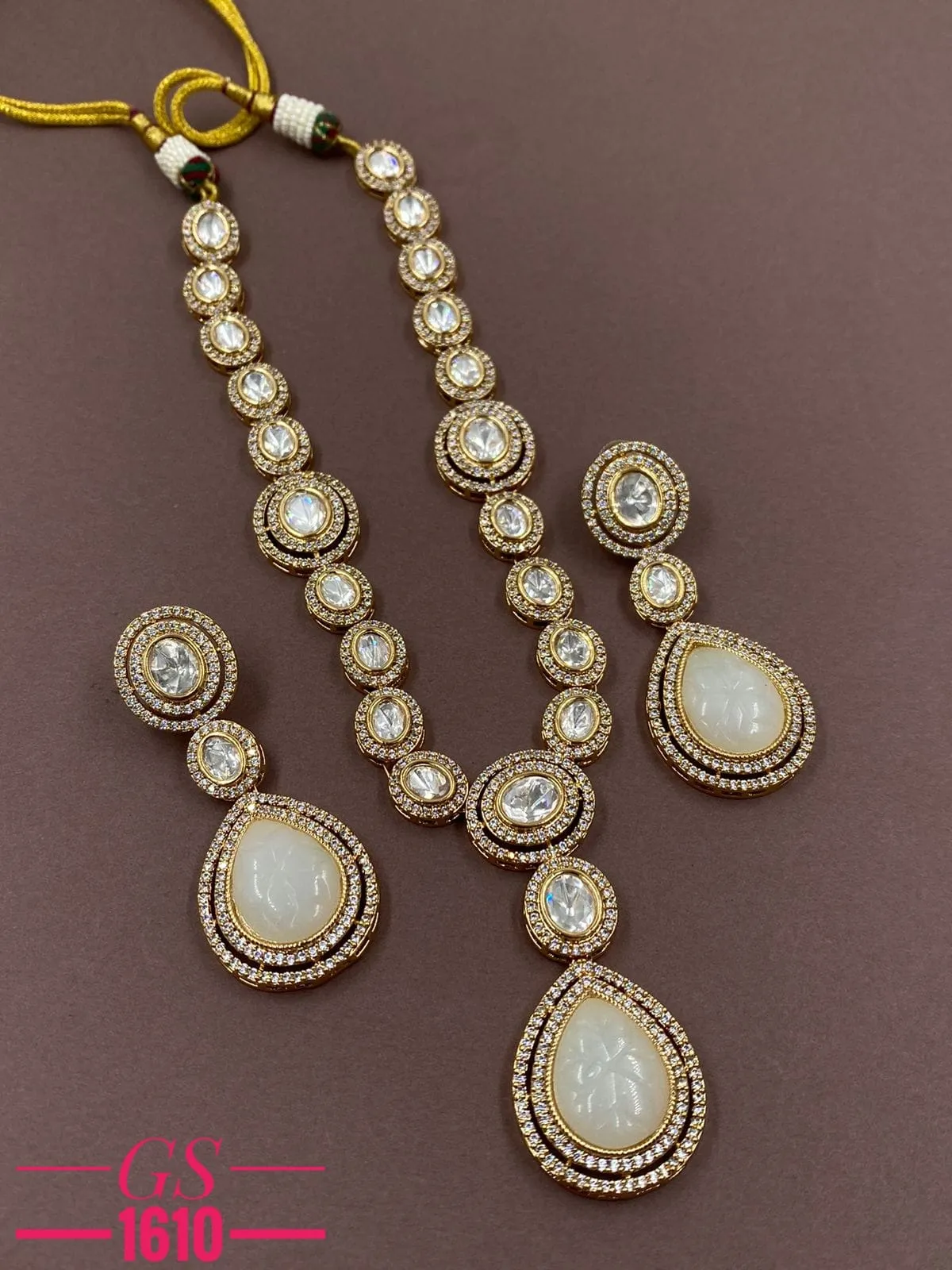 Niranjana , elegant Kundan Necklace Set for Women -NEERA001KNA