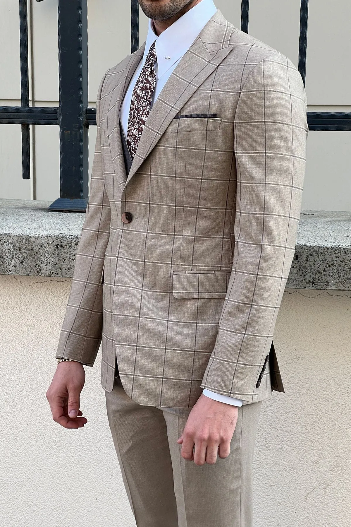 Slim-Fit Pointed Collar Plaid Beige Wool combination suit